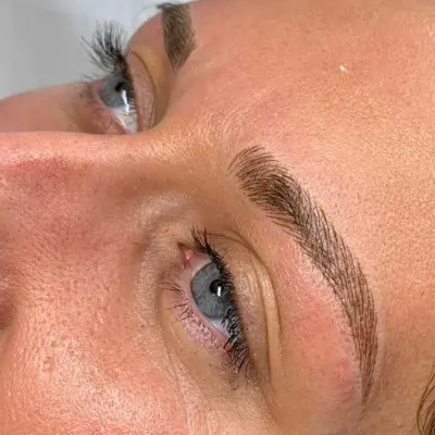 Sopracciglia effetto pelo a pelo viste in primo piano
