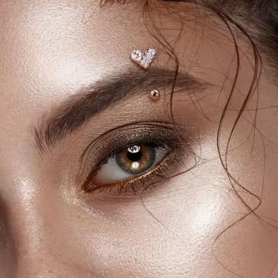 Dettaglio di un piercing al sopracciglio
