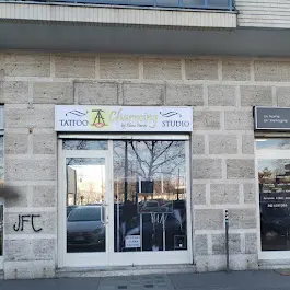 Ingresso dello studio Charming con insegna Tattoo e Piercing